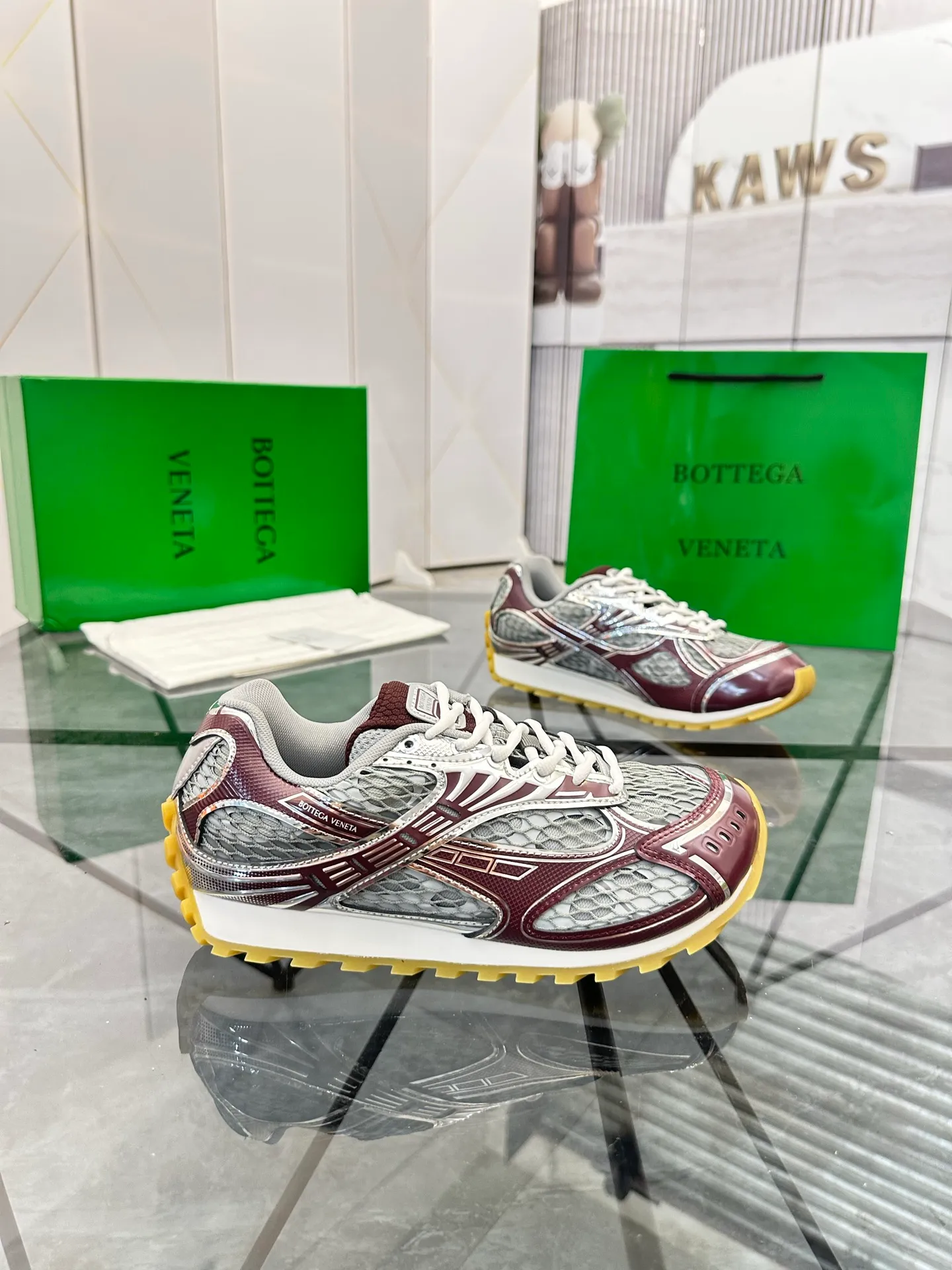 Factory men's shoes 💰: 620💰 (top version) BV Orbit sneakers Wang Yibo's same style couple's dad shoes Runner sneakers, made of lightweight technical mesh fabric. Matched with geometric pattern designed rubber outsole Wang Zha series high version Look for the package craftsmanship The actual height is much higher, but the legs are still slim. Very nice and playable and durable Matching to the standard 💯 Package shoe technology Look for the high version The outsole is made of color-blocked TPU outsole Women's model 35 36 37 38 39 40 41 (40 41 customized) Men's model 38 39 40 41 42 43 44 45. (Customized size 38 45.46) No. H345
